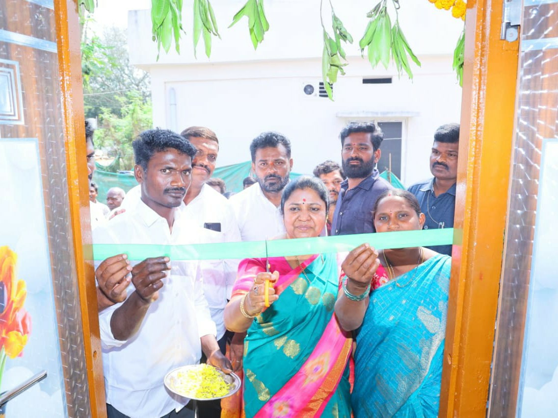 ఇందిరమ్మ గృహాలను ప్రారంభించిన ఎమ్మెల్యే