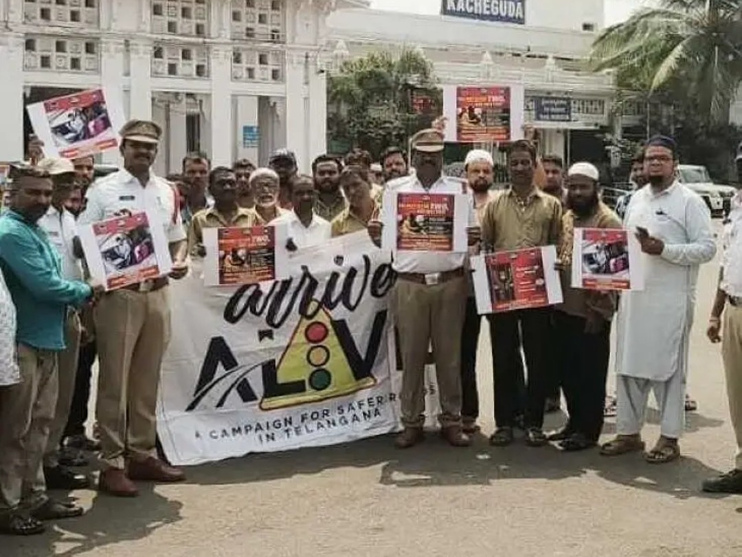 వాహనదారులు ట్రాఫిక్ నిబంధనలు పాటించాలి: సీఐ