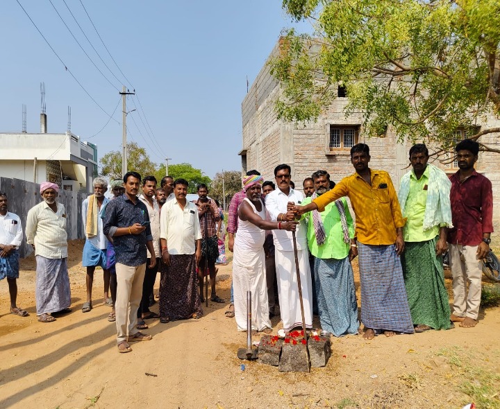 సీసీ రోడ్డు నిర్మాణానికి భూమిపూజ