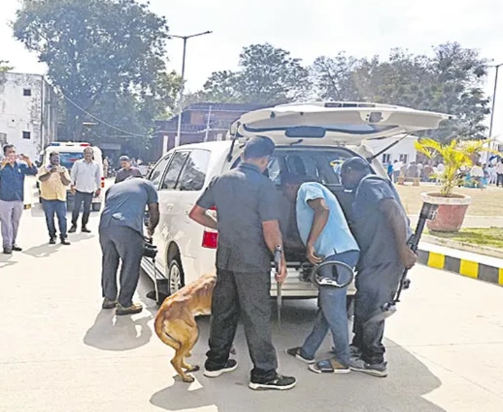 విశాఖ జిల్లా కోర్టుకు బాంబు బెదిరింపులు