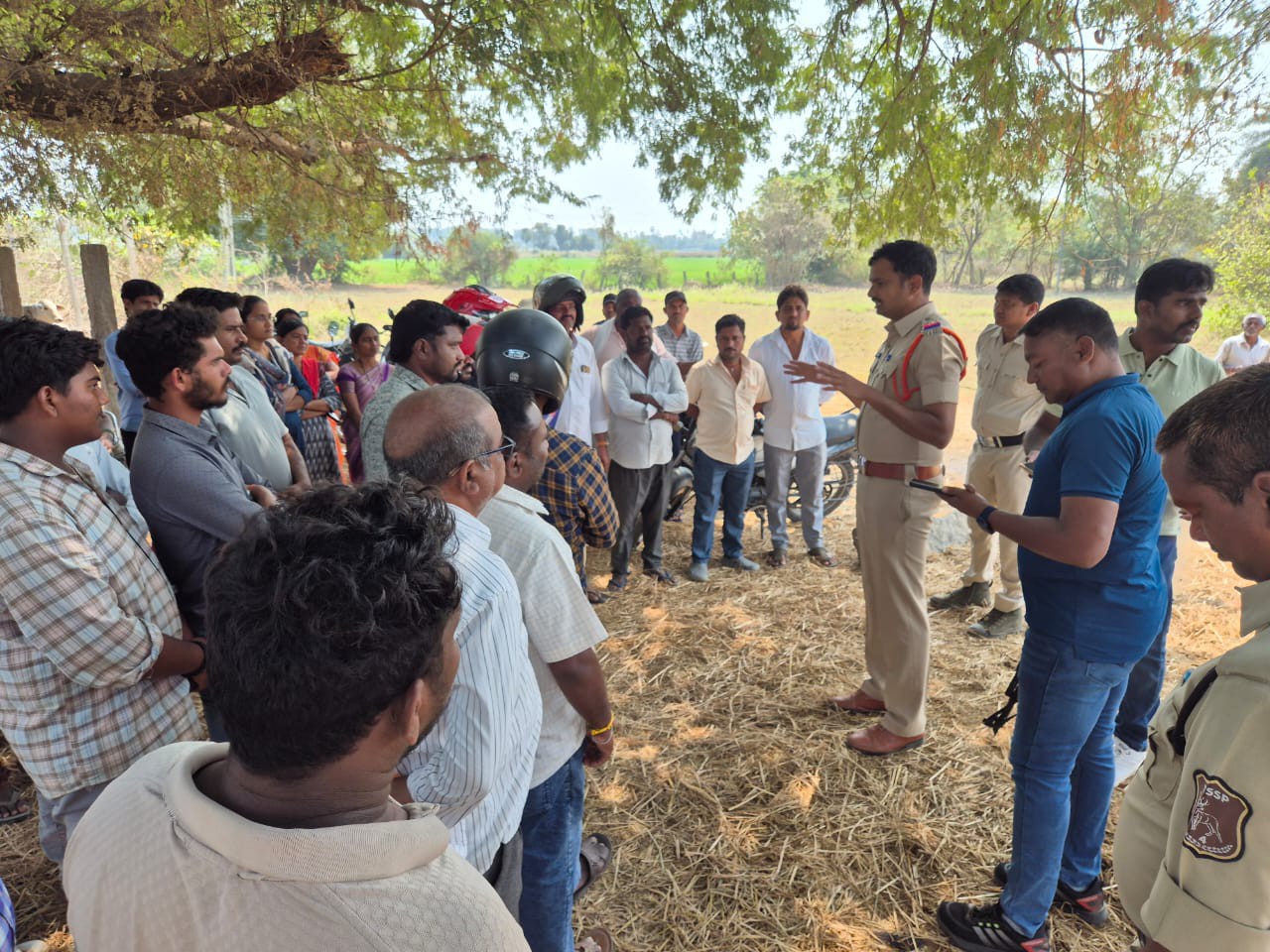 ‘హెల్మెట్ ధరించండి, ప్రాణాలు కాపాడుకోండి’