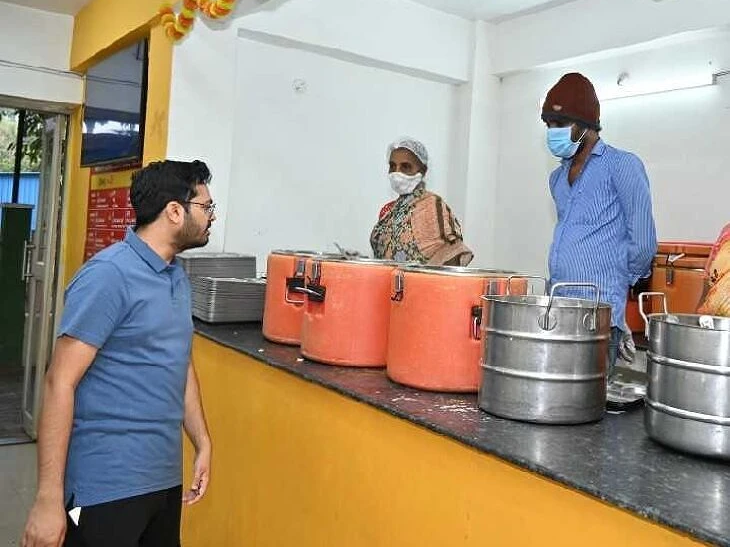 అన్న క్యాంటీన్‌ తనిఖీ చేసిన కమిషనర్