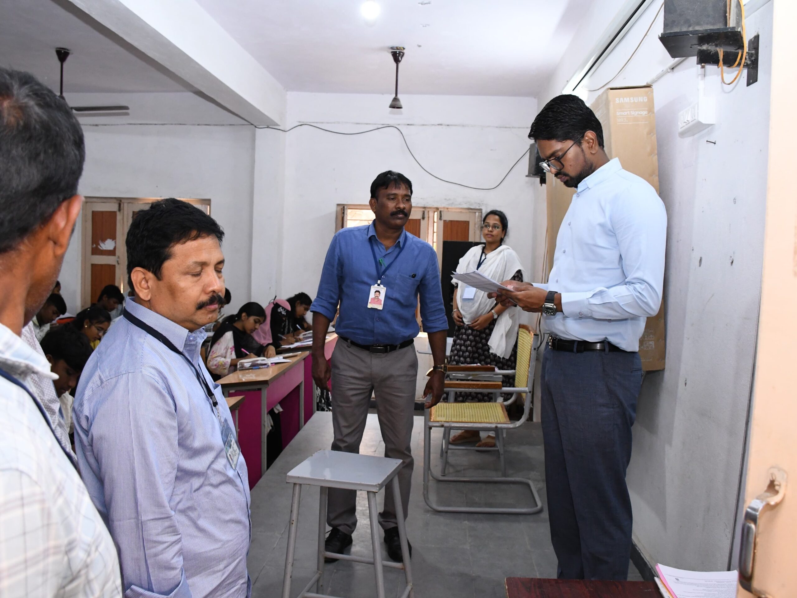 పరీక్షా కేంద్రాన్ని ఆకస్మికంగా తనిఖీ చేసిన కలెక్టర్