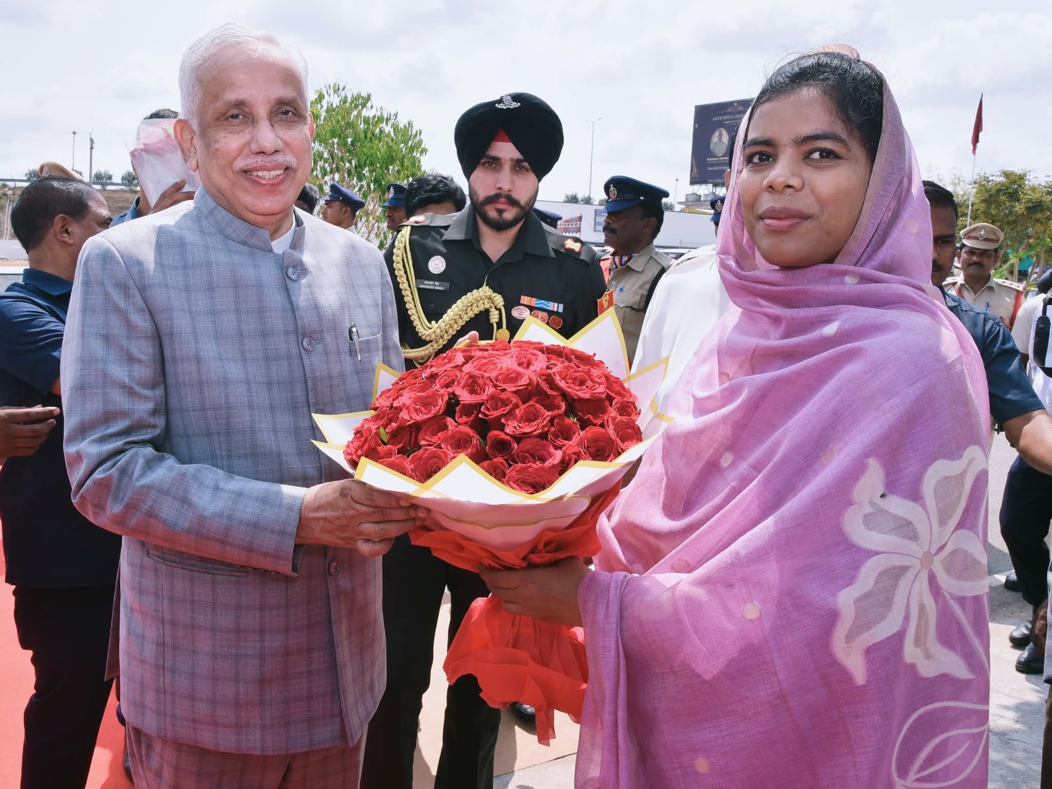 గవర్నర్‌‌కి ఘన స్వాగతం పలికిన జిల్లా కలెక్టర్