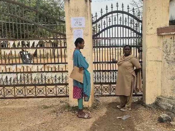 పరీక్షకు ఆలస్యం.. అనుమతించని అధ్యాపకులు