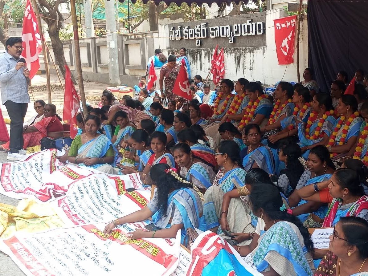 రాజమండ్రిలో కొనసాగుతున్న రిలే నిరాహార దీక్ష