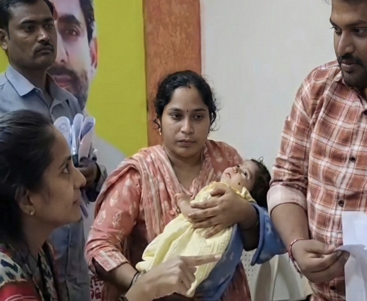 చిన్నారి పునర్వికకు సాయం అందజేత
