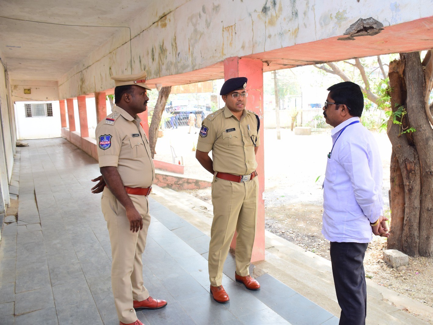 ఇంటర్మీడియట్ పరీక్ష కేంద్రాలను పరిశీలించిన ఎస్పీ