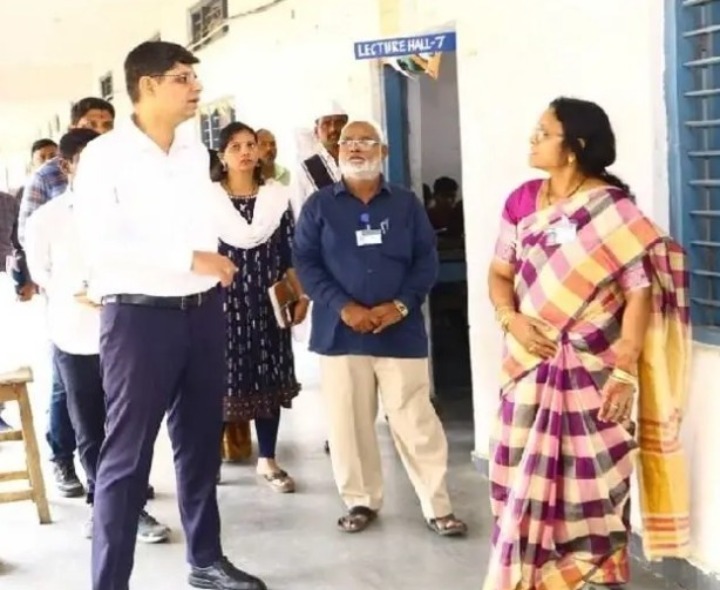 పరీక్షా కేంద్రాల్లో  తనిఖీ చేసిన జిల్లా కలెక్టర్