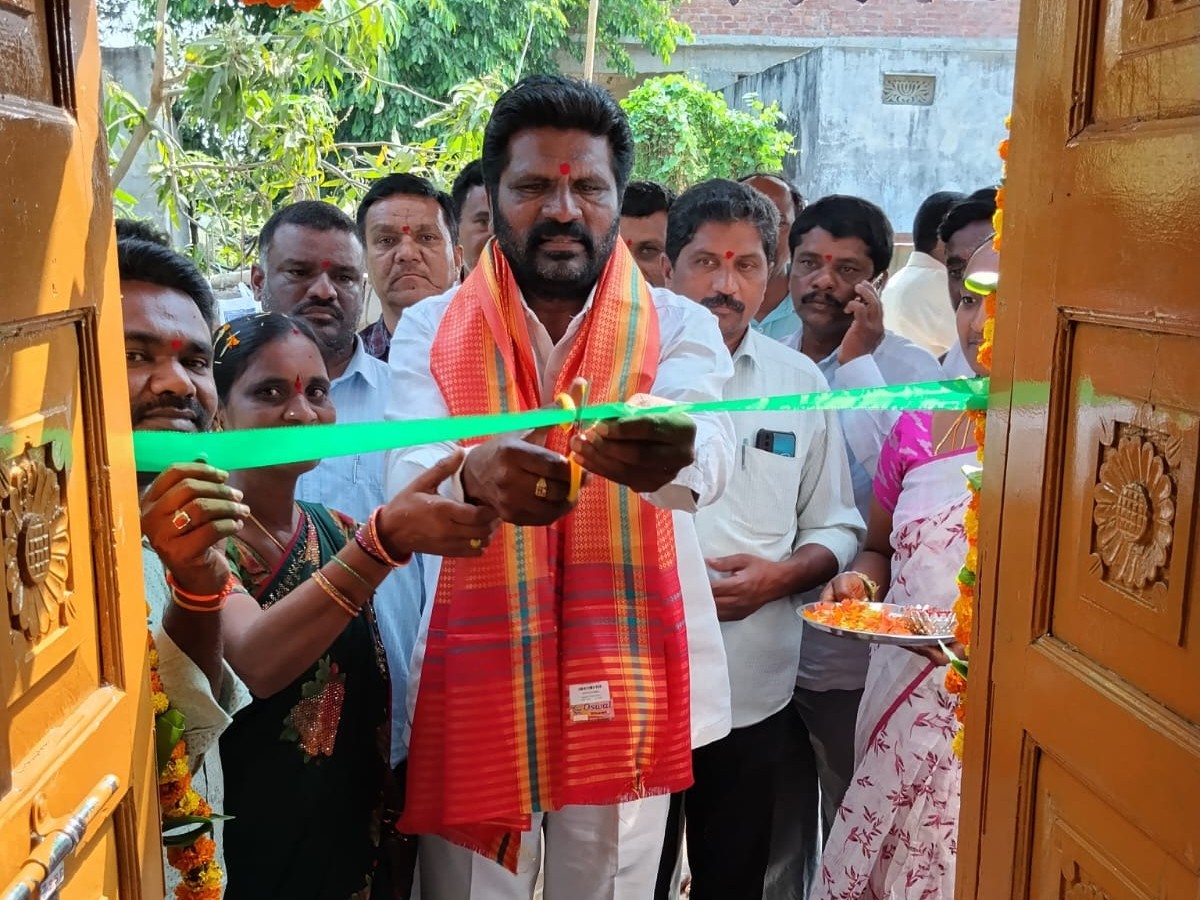 నూతన గృహప్రవేశాన్ని ప్రారంభించిన మండల పార్టీ అధ్యక్షుడు