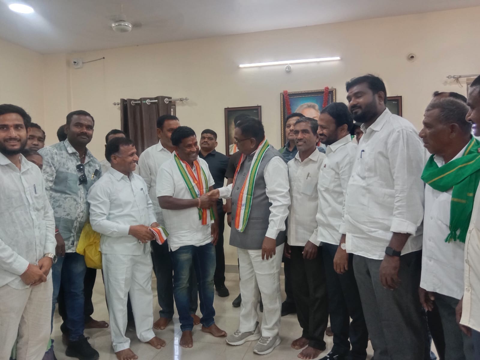 కాంగ్రెస్‌లో చేరిన బూద కలన్ గ్రామ సర్పంచ్ నగేష్