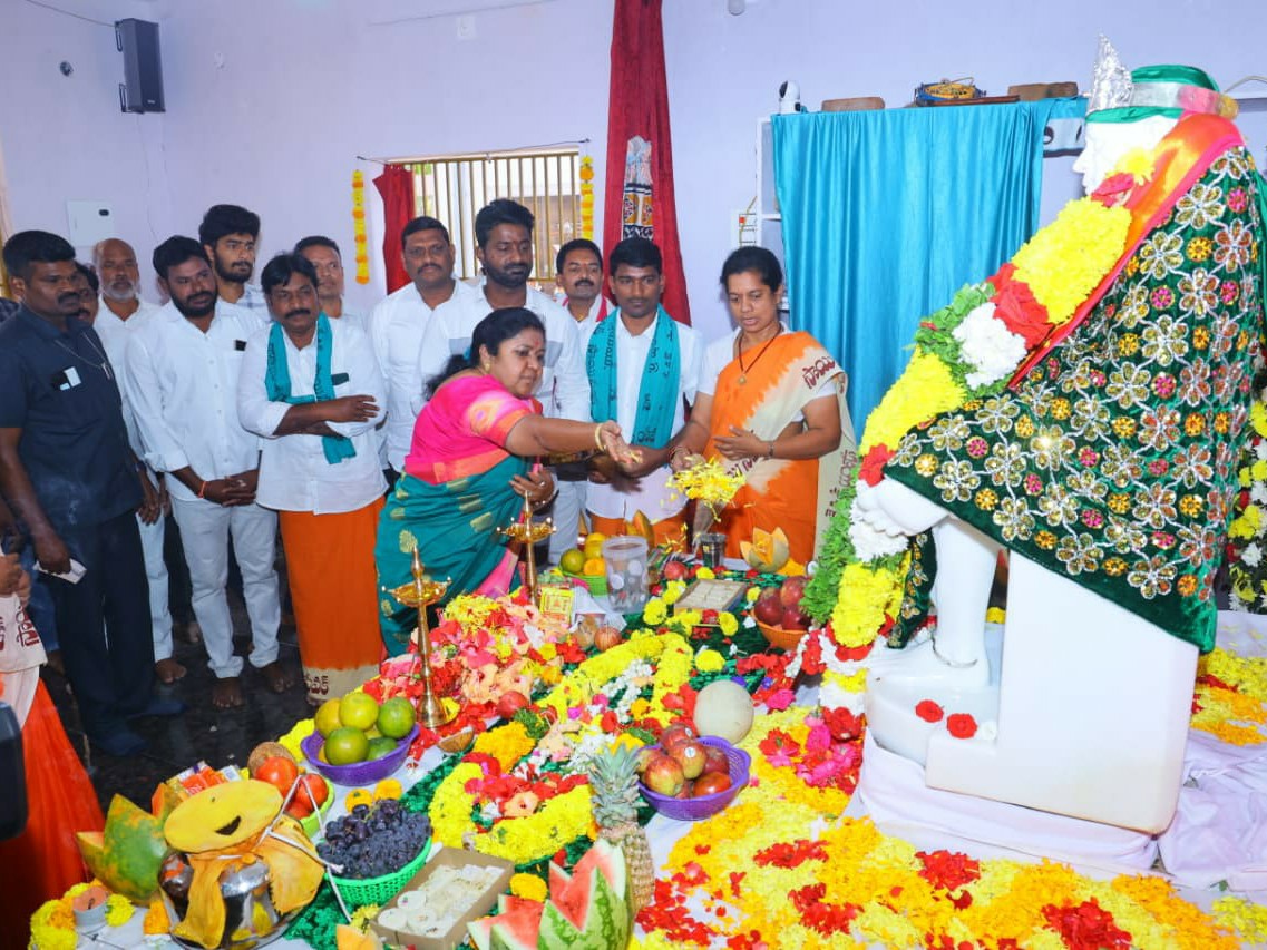 గుడి ప్రతిష్ట కార్యక్రమంలో పాల్గొన్న ఎమ్మెల్యే మట్ట రాగమయి