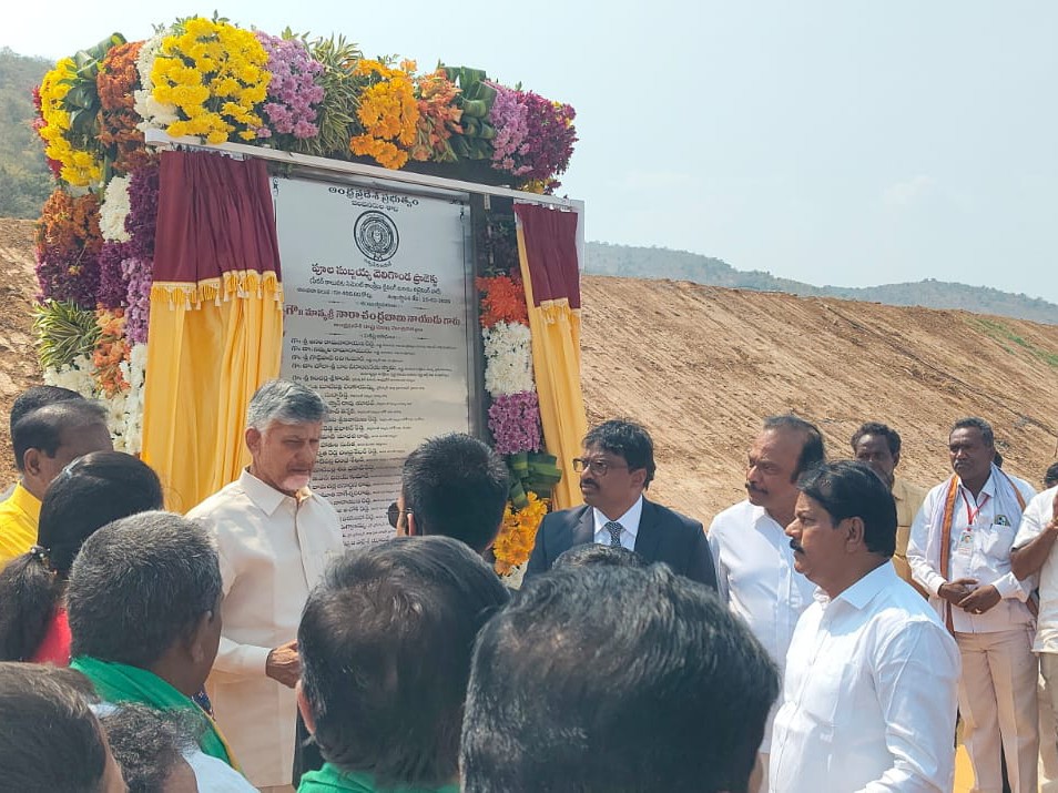 ‘రైతులతో కలిసి నడిచిన సీఎం చంద్రబాబు’