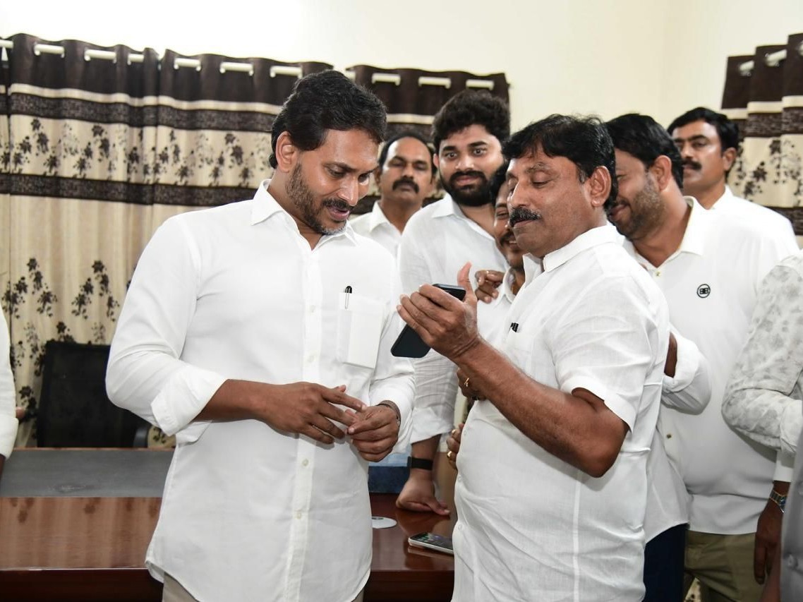 పులి సునీల్‌ను పరామర్శించిన మాజీ సీఎం జగన్