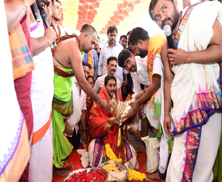 ఆలయ విగ్రహ ప్రతిష్ఠ మహోత్సవంలో వైఎస్ జగన్
