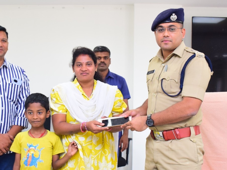 చోరీకి గురైన  మొబైల్ ఫోన్లను అందజేసిన ఎస్పీ