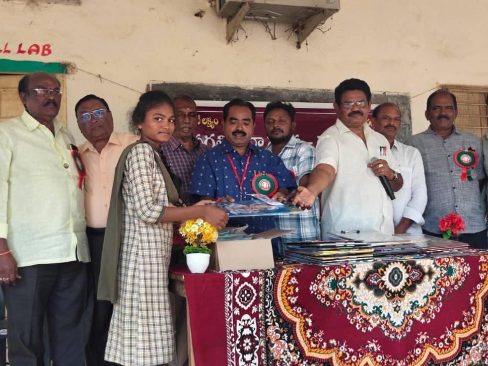 టెన్త్ క్లాస్ విద్యార్థులకు పరీక్ష  సామగ్రి పంపిణీ