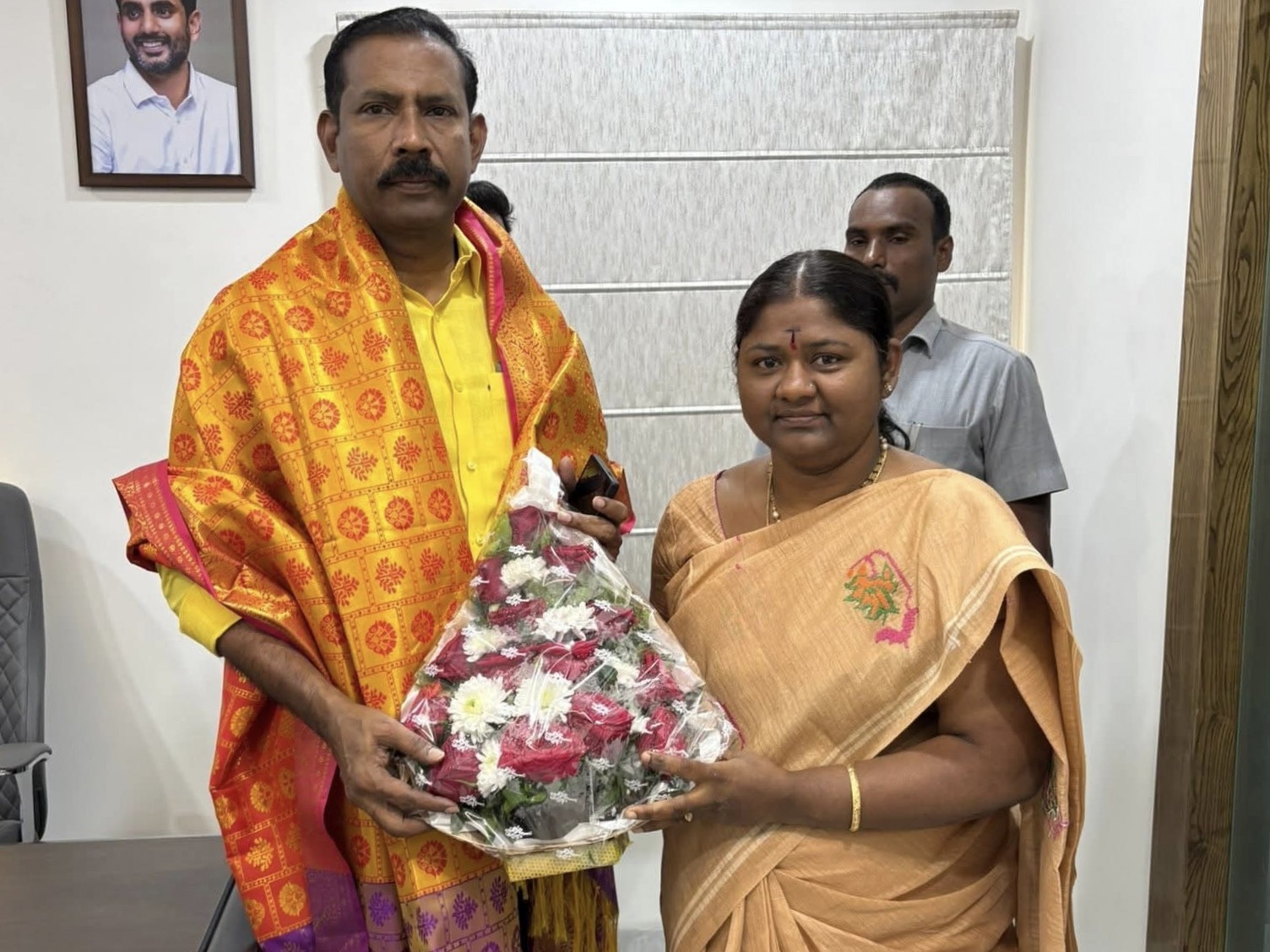 రాష్ట్ర అధ్యక్షుడిని కలిసిన జిల్లా అధ్యక్షురాలు