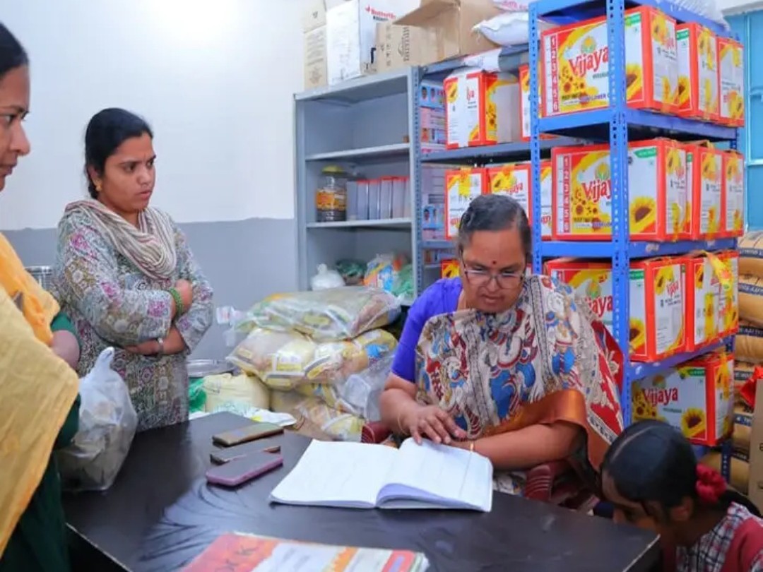 బిర్యానీ ఆకు లేకుండా ఎలా వండారు: కలెక్టర్ ఆగ్రహం