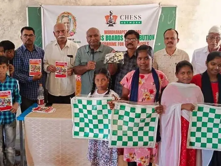 విద్యార్థులకు చెస్ బోర్డులు పంపిణీ చేసిన MEO
