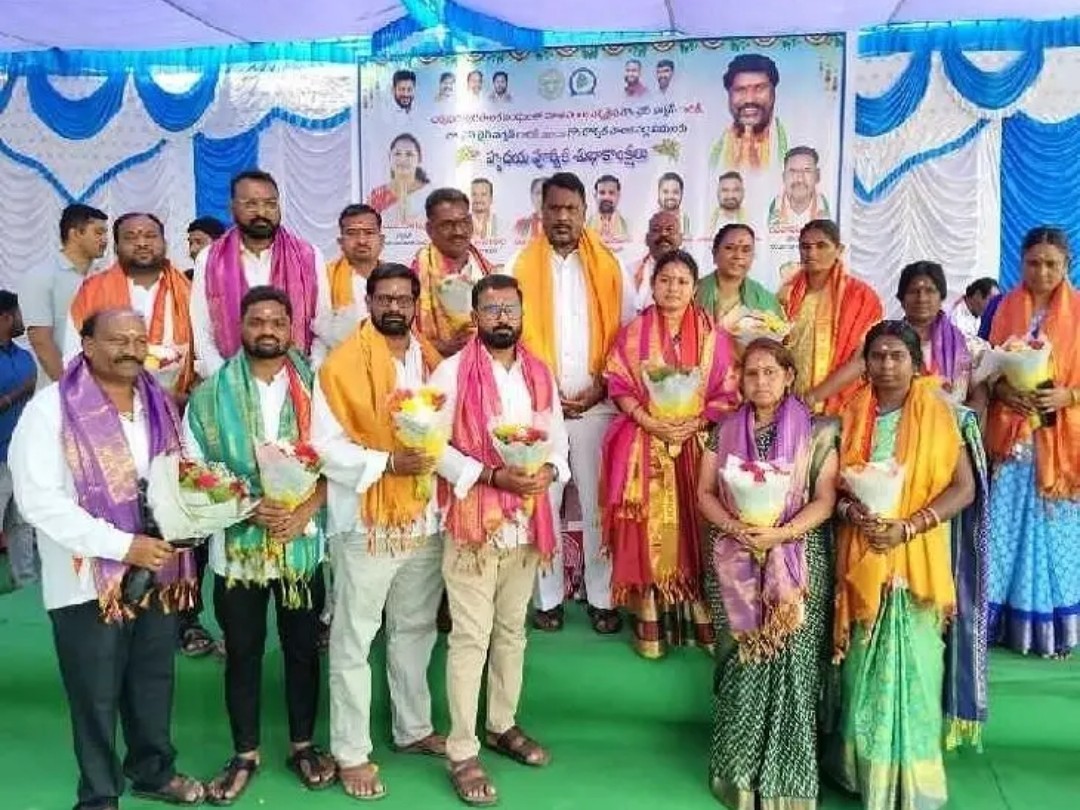 నాయకులుగా కాకుండా సేవకులుగా పనిచేయాలి: మంత్రి