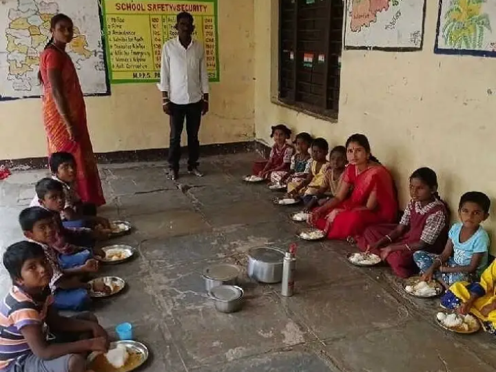 మధ్యాహ్న భోజనాన్ని పరిశీలించిన సర్పంచ్