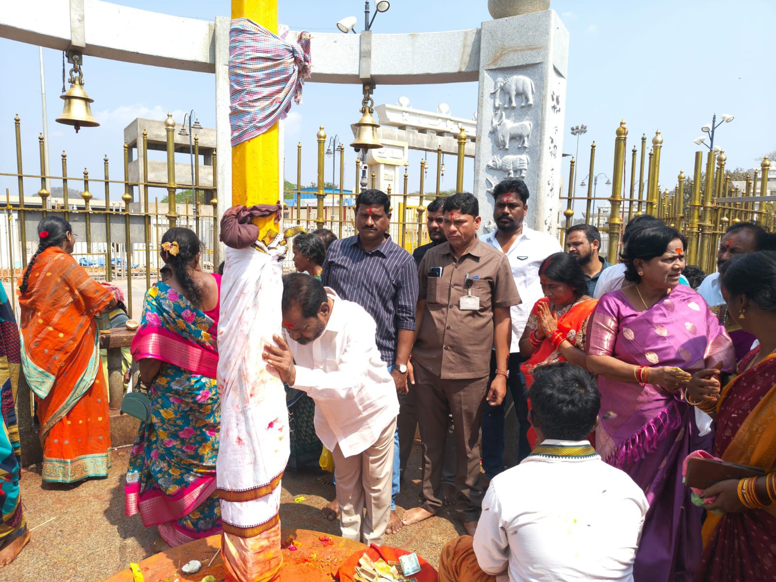 నూతన పాలకవర్గంతో అమ్మవార్లను దర్శించుకున్న MLA