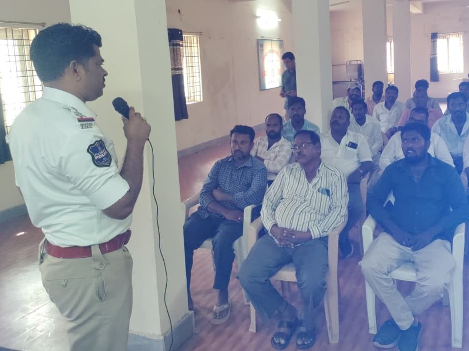 మద్యం సేవించి వాహనాలు నడపడం ప్రమాదకరం: సీఐ