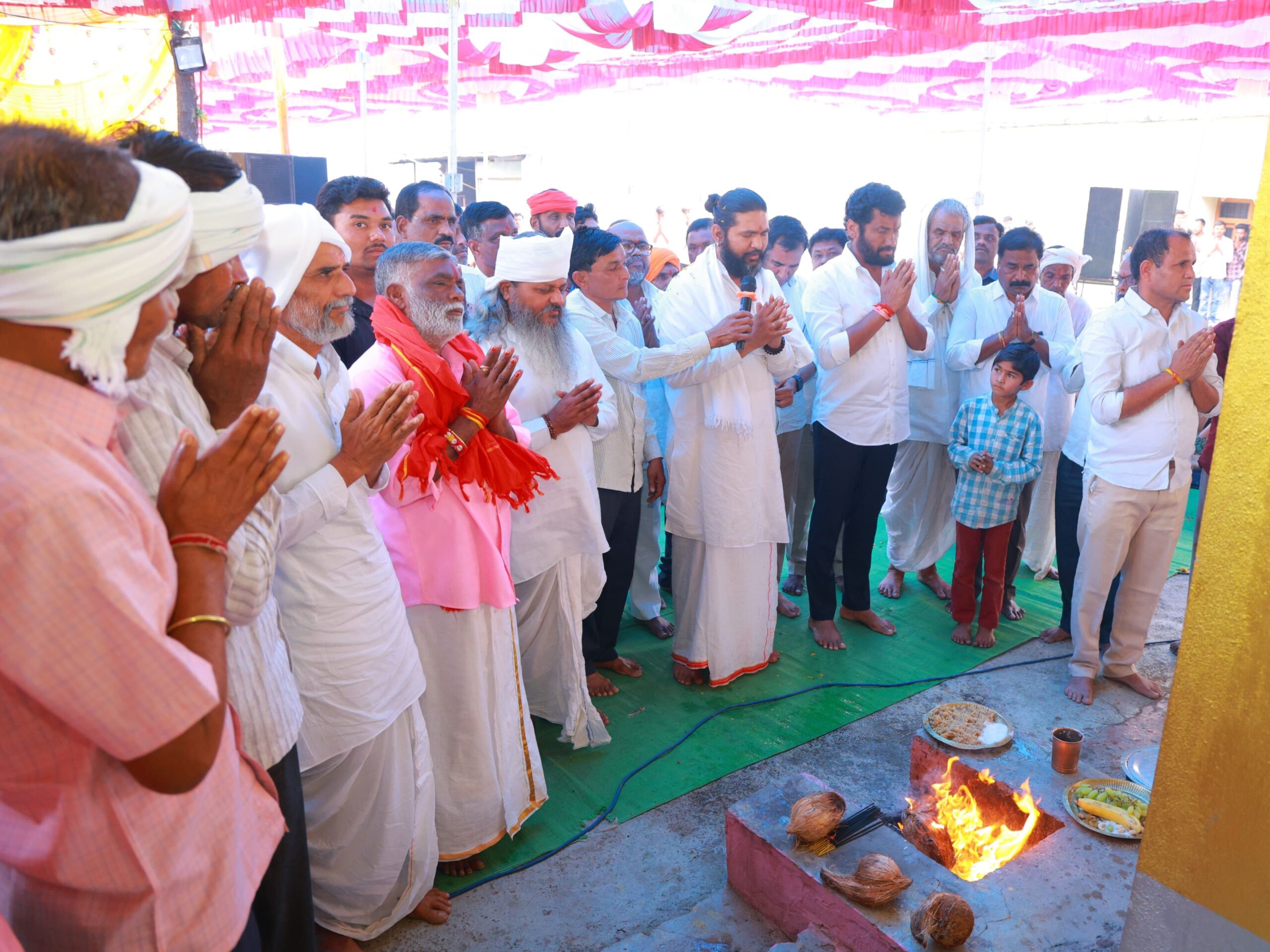 భక్తి మార్గంలో పయనించాలి: MLA