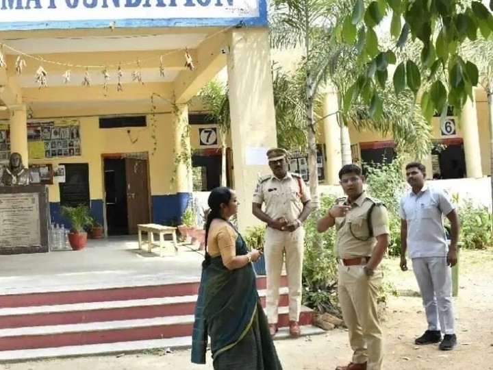 ఇంటర్ పరీక్షా కేంద్రాలు పరిశీలించిన ఎస్పీ