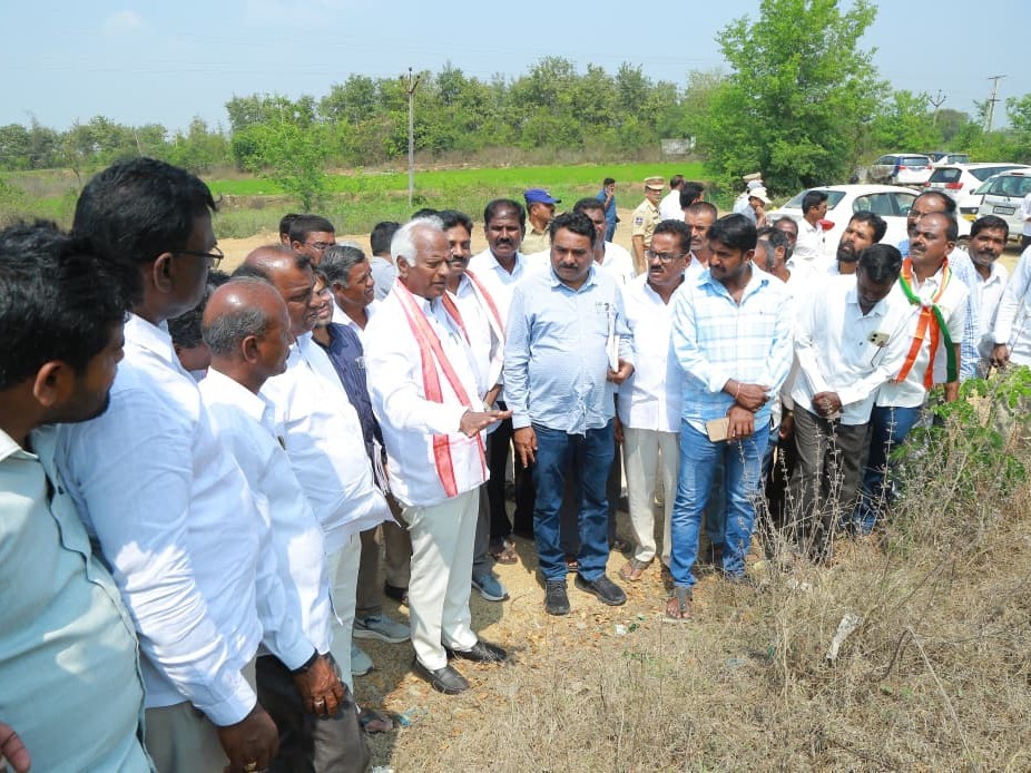 కాలువ పనులను పరిశీలించిన ఎమ్మెల్యే