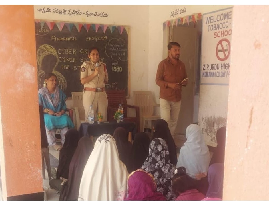 ఉర్దూ పాఠశాలలో ‘ధైర్య స్పర్శ’పై అవగాహన కార్యక్రమం