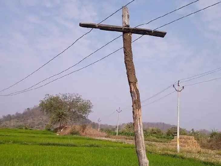 ప్రమాదకరంగా మారిన కట్టె విద్యుత్ స్తంభాలు