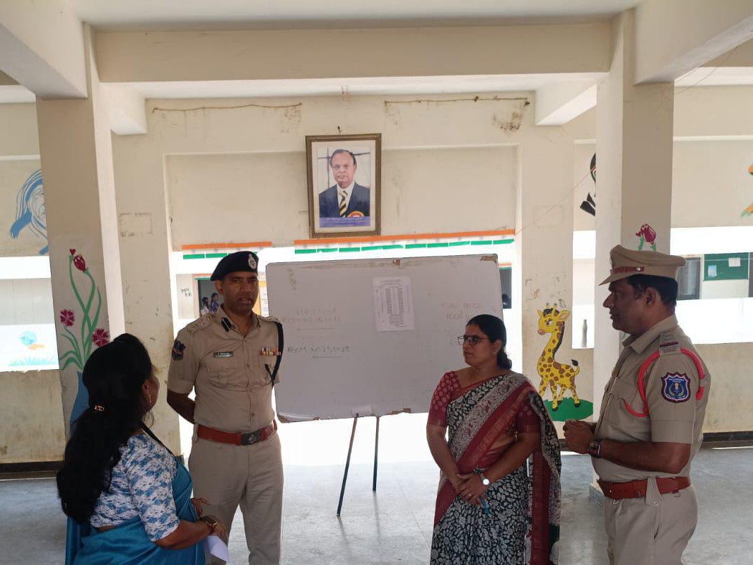 పరీక్ష కేంద్రాలను పర్యవేక్షించిన ఉన్నతాధికారులు