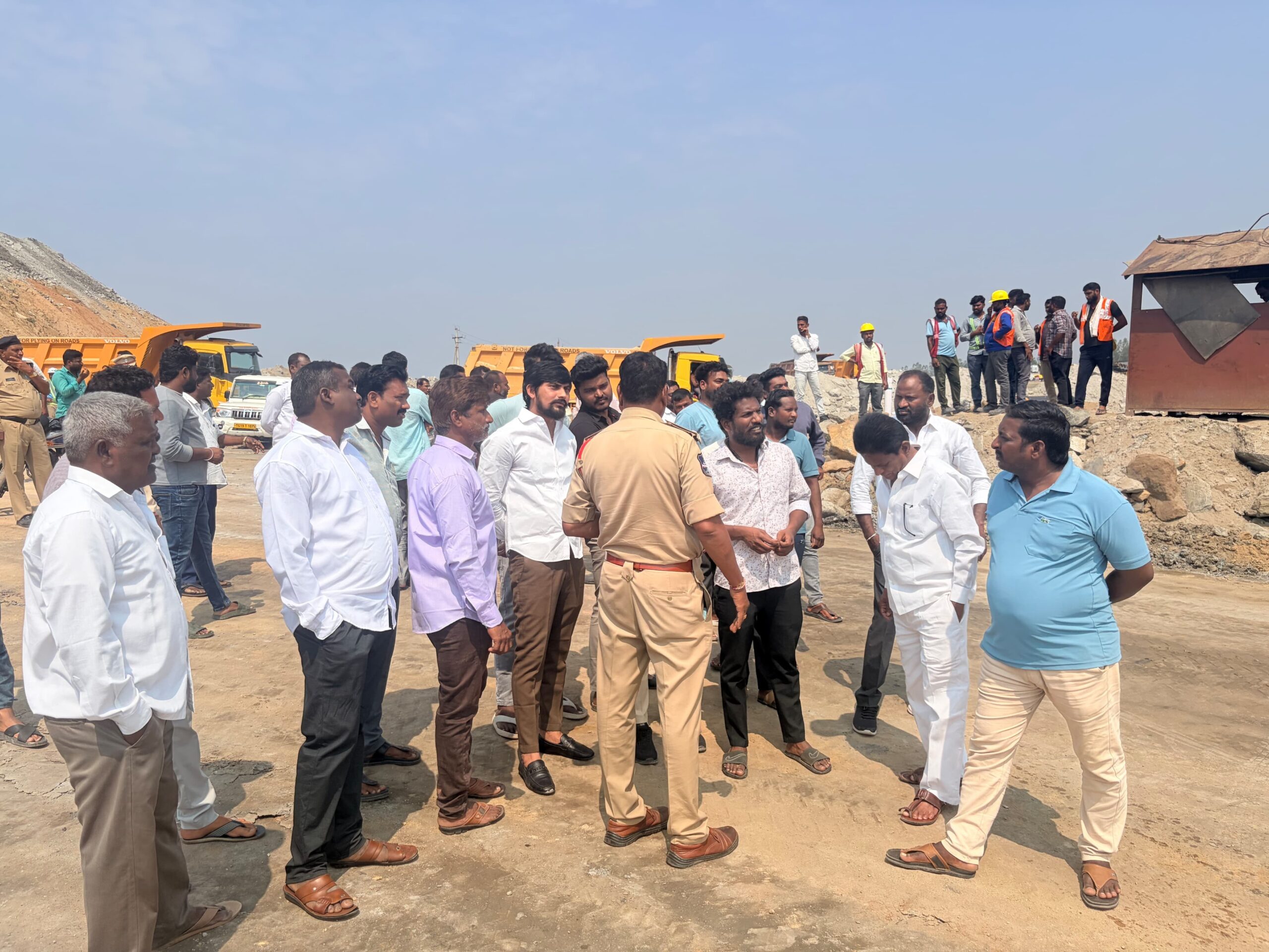 ఉద్యోగాలు కల్పించాలని భూ నిర్వాసితుల ధర్నా