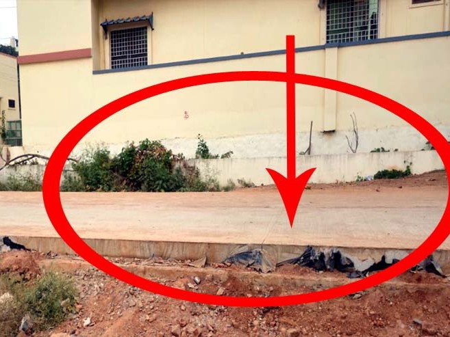 ‘మట్టి పోసి ఈ రోడ్డు సమతుల్యం చేయండి’