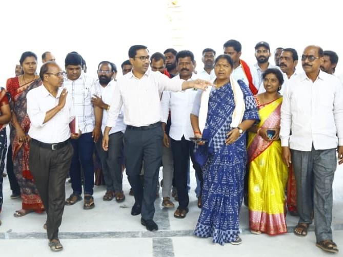 నిర్మాణ పనులను త్వరగా పూర్తి చేయాలి: మంత్రి