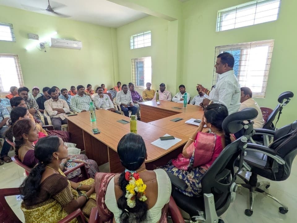 వర్ధన్నపేటలో మున్సిపల్ ఉద్యోగులతో సమీక్ష సమావేశం