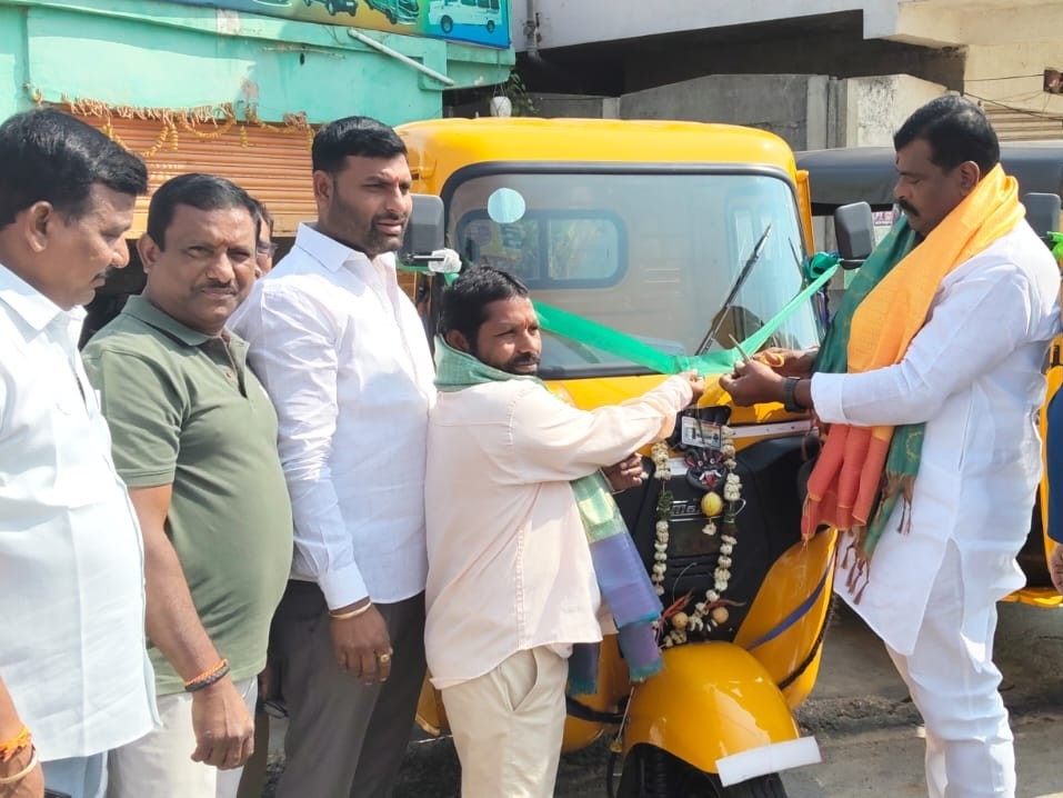 నూతన ఆటోలను ప్రారంభించిన నాయకులు