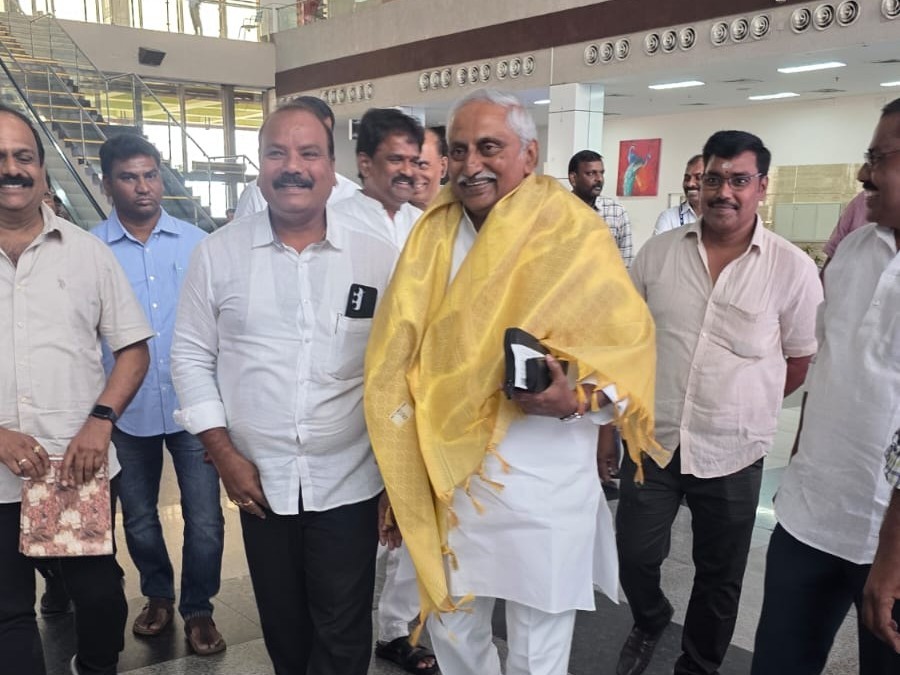 విశాఖలో మాజీ సీఎంకి ఘనస్వాగతం