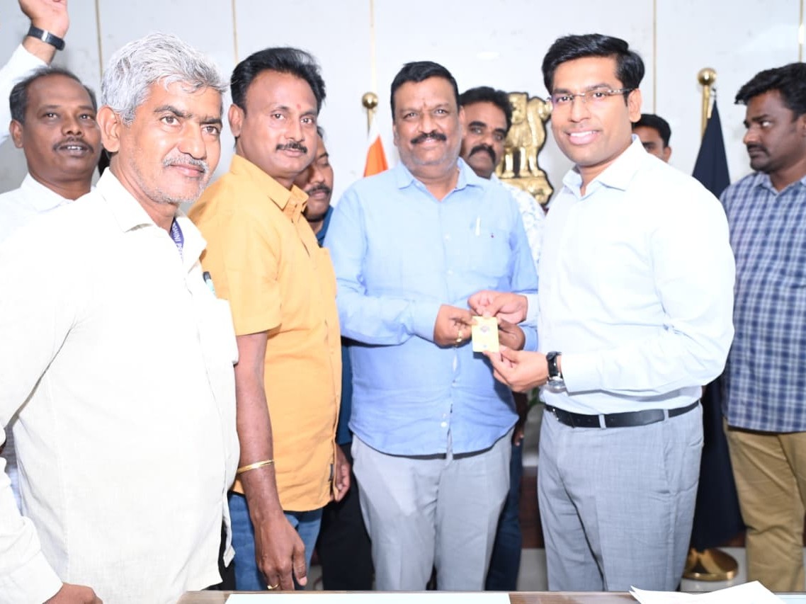 మీడియా వారికి అక్రెడిటేషన్ కార్డుల అందజేత