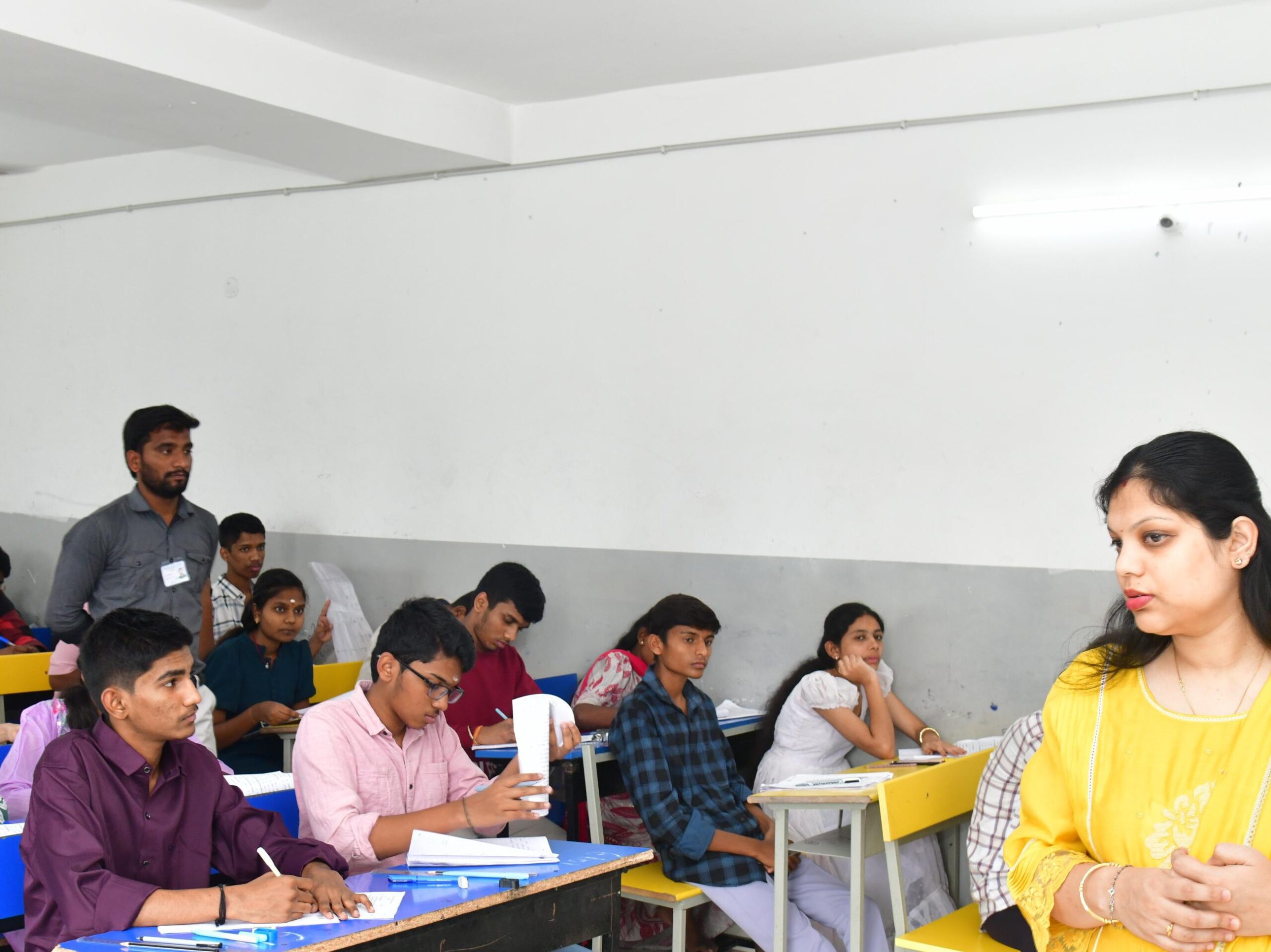 తొలిరోజు ఇంటర్ పరీక్షలు.. 400 మంది గైర్హాజరు