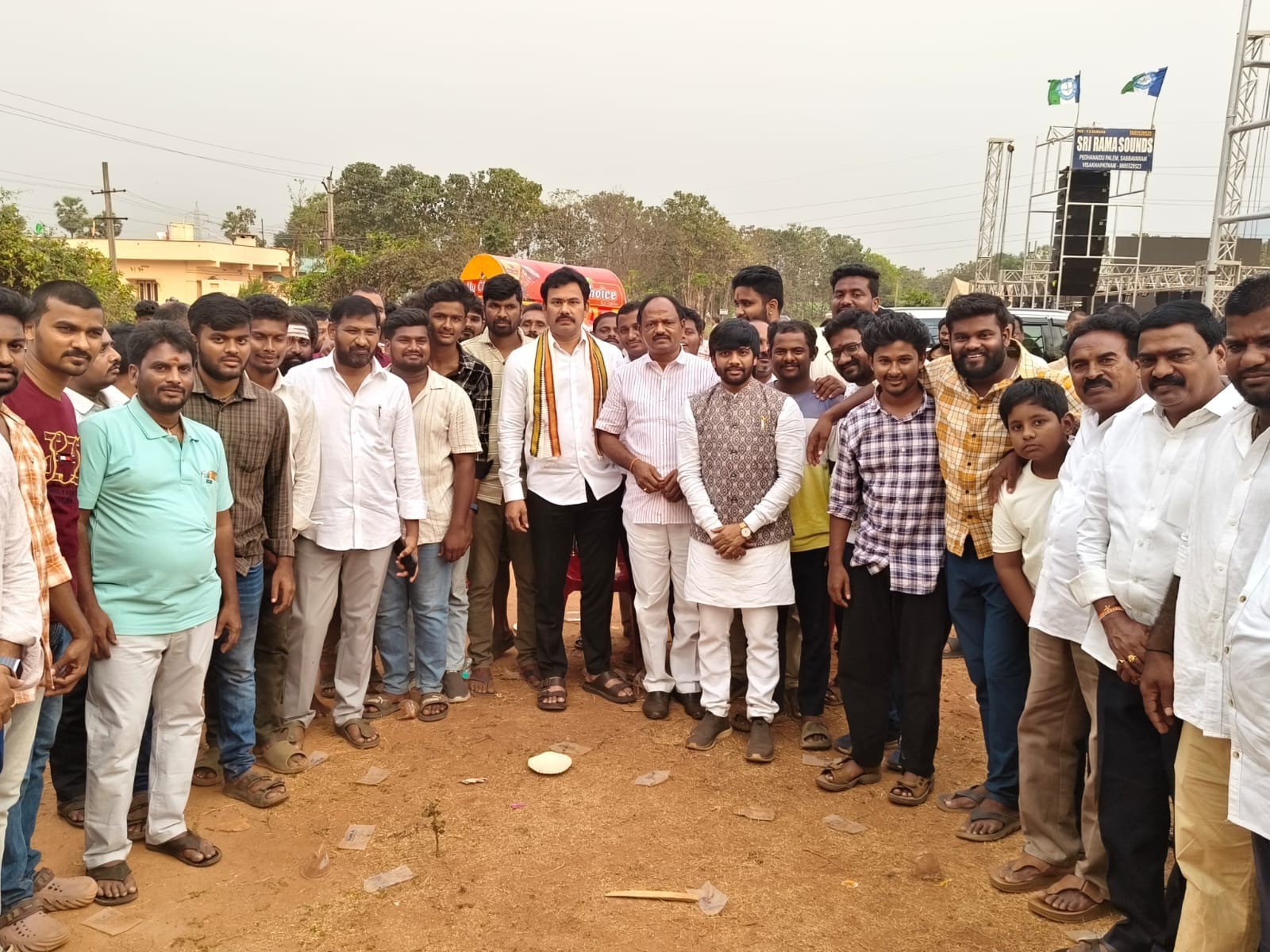 విజేతలకు బ‌హుమ‌తులు అంద‌జేత‌