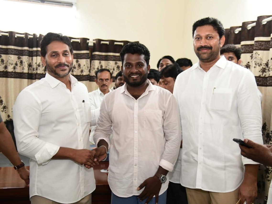 జగన్‌ను కలిసిన యువ నాయకుడు శివ