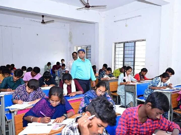 ఇంటర్ ఎగ్జామ్స్ పరిశీలించిన కలెక్టర్