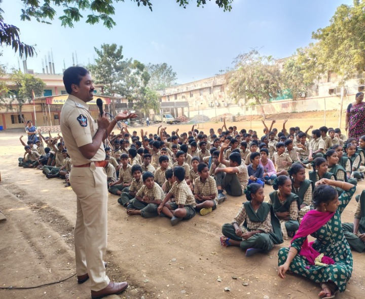 చట్టాలపై విద్యార్థులకు అవగాహన