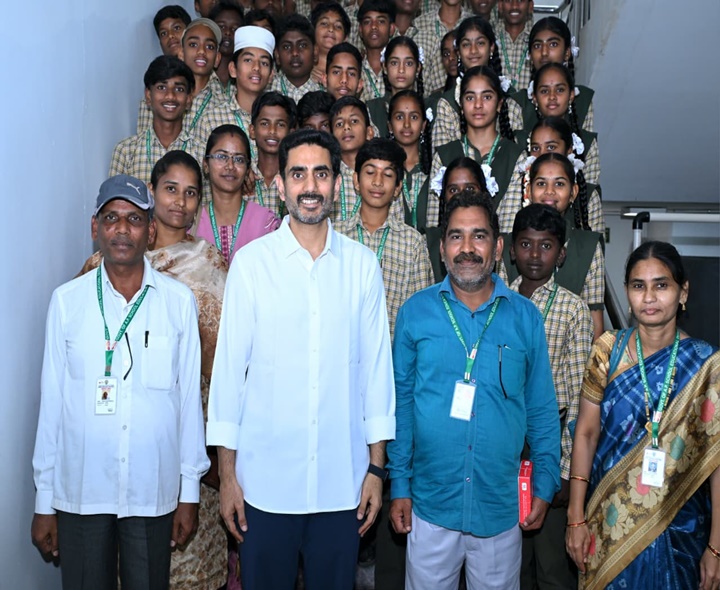 విద్యార్థులతో ముచ్చటించిన మంత్రి లోకేష్