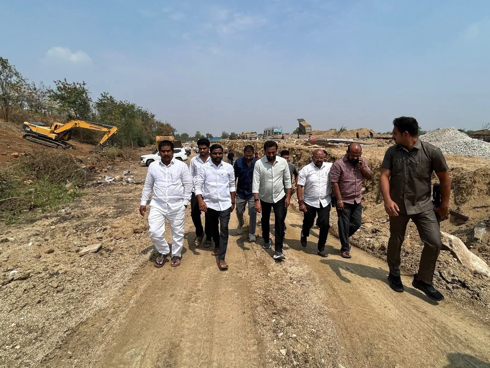 సర్వీస్ రోడ్డు నిర్మాణ పనులు పరిశీలించిన ఎంపీ