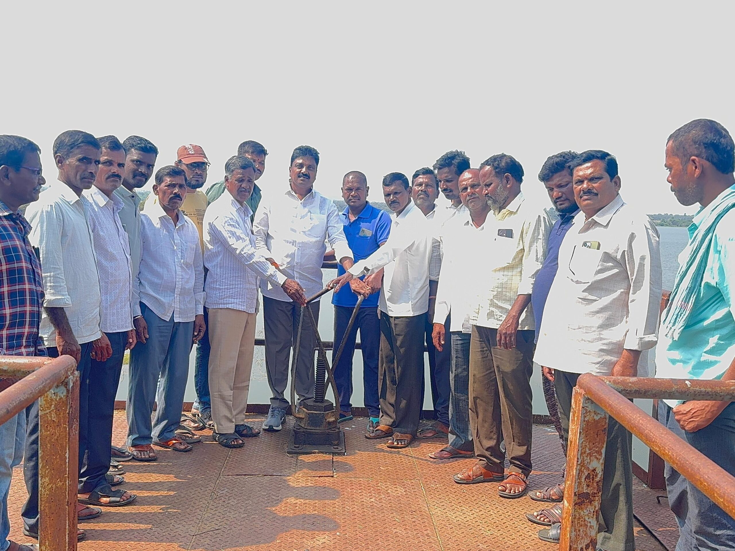 నీటిని విడుదల చేసిన ఛైర్మన్ నరసింహారెడ్డి