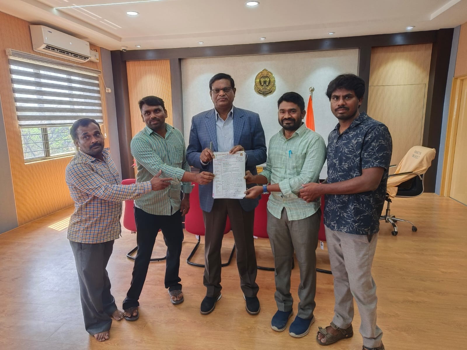 ఇంటర్ చేంజ్ విధానం అమలు చేయాలని వీసీకి వినతి